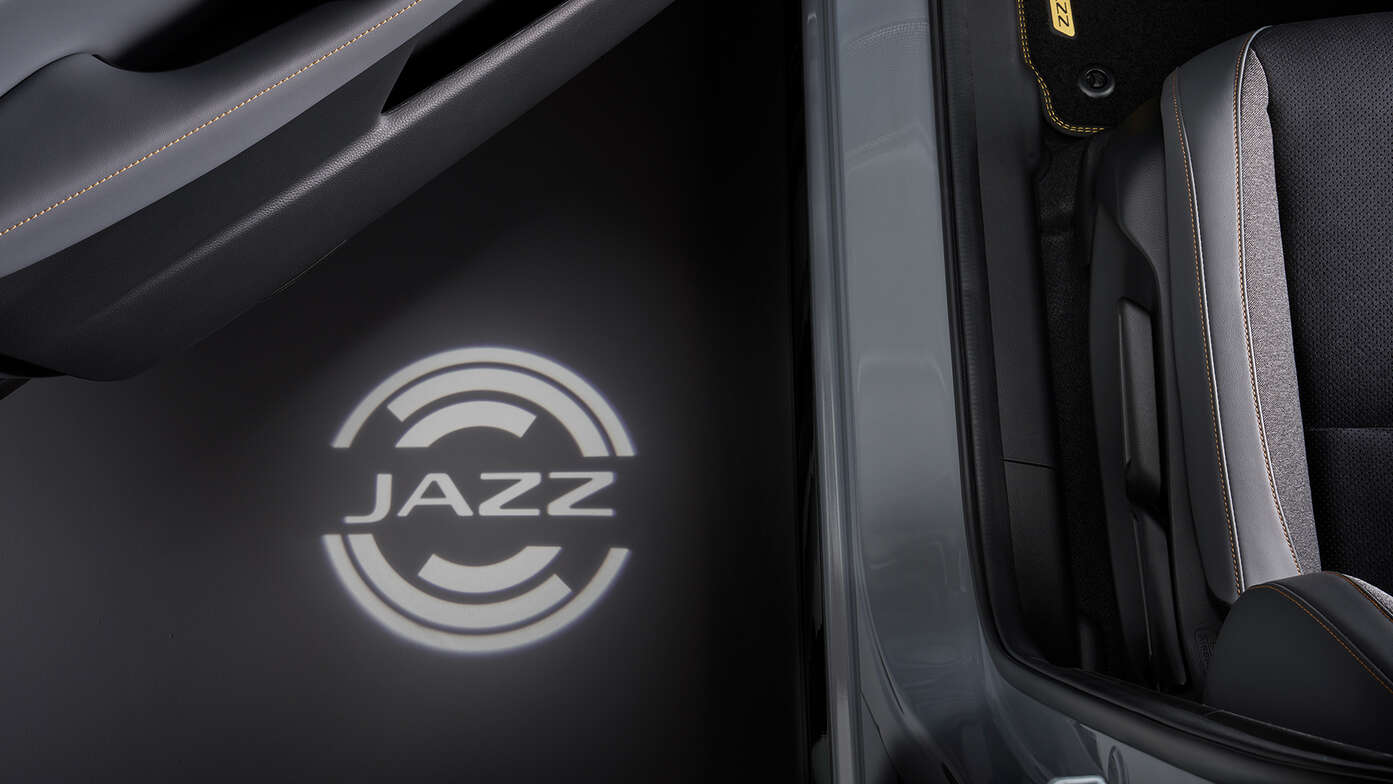 Close-up van de opvouwbare kofferruimteverdeler van de Honda Jazz Hybrid.