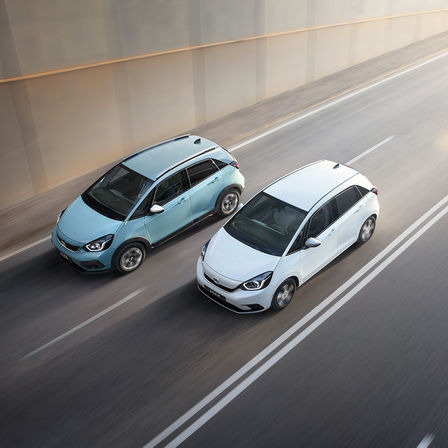 De Honda Jazz en Jazz Crosstar leveren een volledig hybride ervaring door hun unieke e:HEV-aandrijflijn met drie modi. Deze zelfopladende reeks is dynamisch en efficiënt en combineert responsieve prestaties met veel stijl.