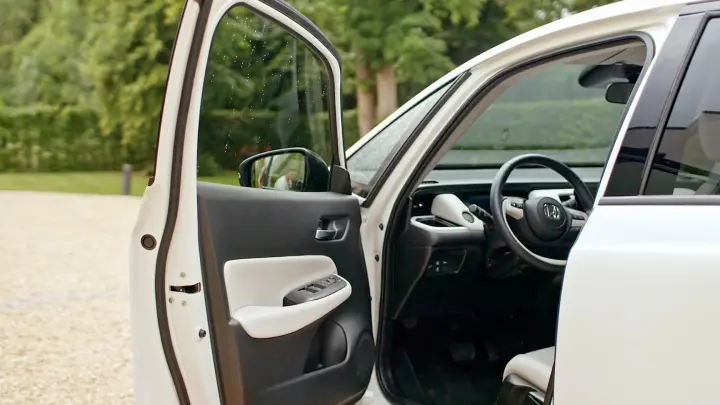 Close-up van de Honda Jazz Hybrid, deur aan de bestuurderskant open.