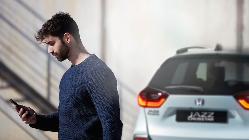 Kind met tablet vastgegespt op de achterbank van de auto