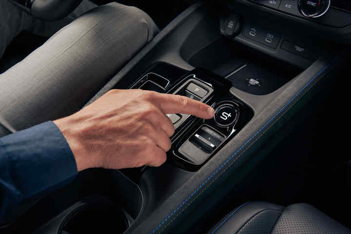 Interieur van de Honda Prelude Hybrid met zwart lederen zetels met blauwe stiksels en een modern dashboard.