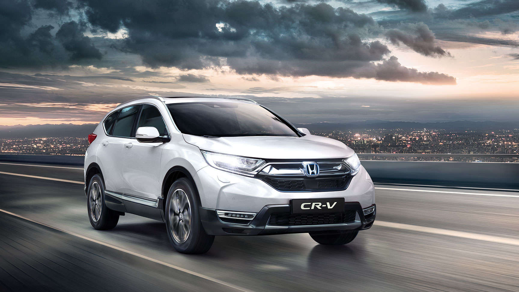 Driekwart vooraanzicht van Honda CR-V met ingeschakeld grootlicht