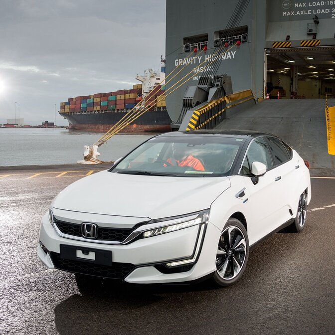 Driekwart vooraanzicht van Honda Clarity FCV die van een boot komt.