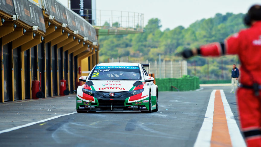 Vooraanzicht van Honda Civic in gebruik als raceauto.