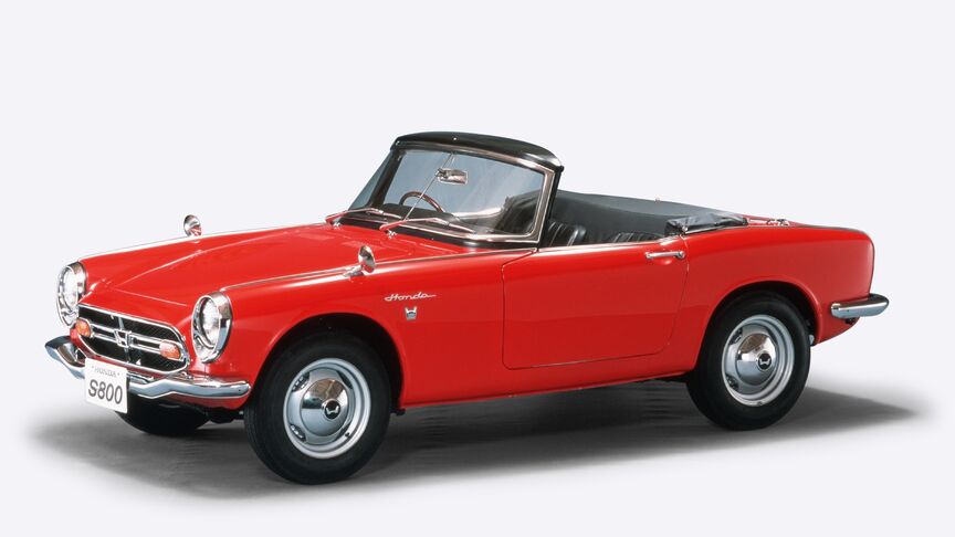 Driekwart vooraanzicht Honda S800.