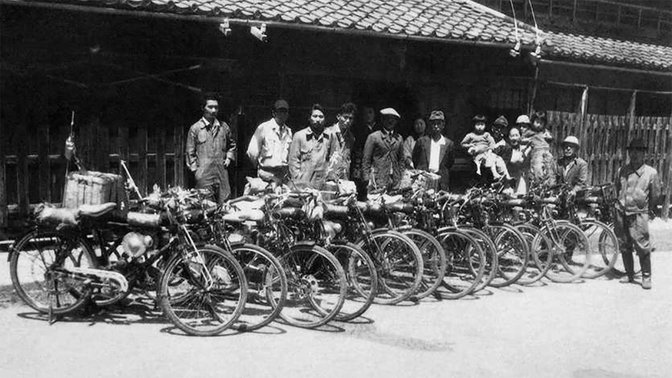 Een paar van de eerste Honda-werknemers buiten de Hamamatsu-fabriek in 1948.
