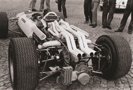 Driekwart achteraanzicht Honda RA273.