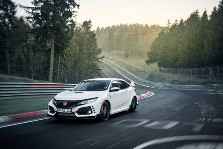 Driekwart vooraanzicht van Honda Civic Type R op de N&uuml;rburgring.