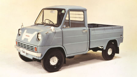 Driekwart vooraanzicht van Honda truck uit de jaren 60 van de vorige eeuw.