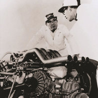 Soichiro Honda aan het werk aan een raceauto.