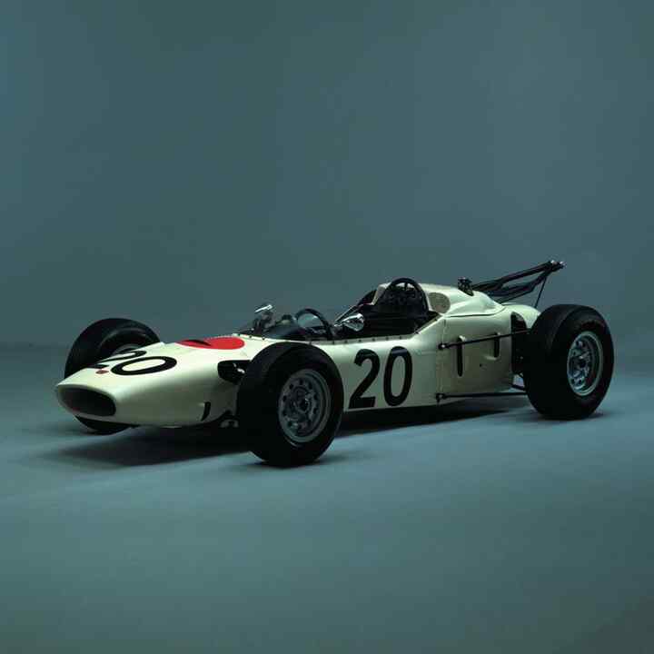 Driekwart vooraanzicht van Honda Formule 1 auto.