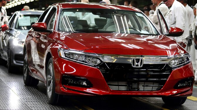 Driekwart vooraanzicht van Honda Accord op de productieband.