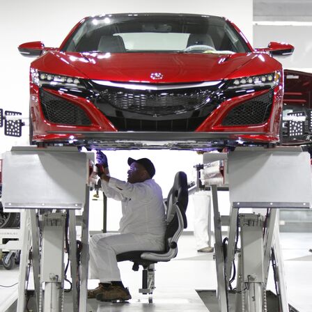 Vooraanzicht van NSX waaraan een Honda-monteur werkt.