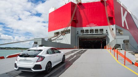 Driekwart achteraanzicht van Honda Civic 5-deurs op transport naar Amerika.