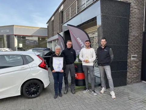 Honda-dealer mag Yushu-prijs in ontvangst nemen.