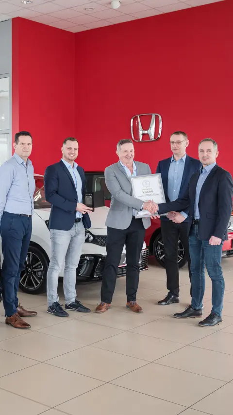 Honda-dealer mag Yushu-prijs in ontvangst nemen.