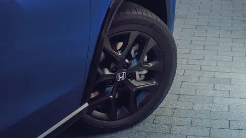 Close-up van sportieve 18-inch velgen op de Honda ZR-V Hybrid.