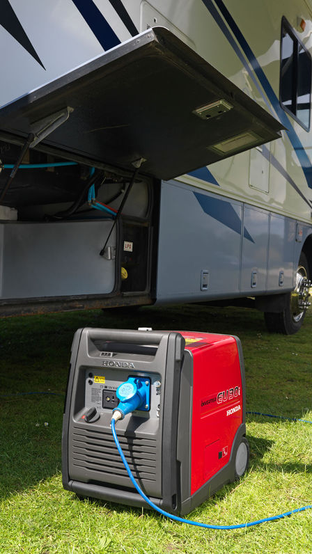 Verplaatsbare hightechgenerator in gebruik, buitensetting.