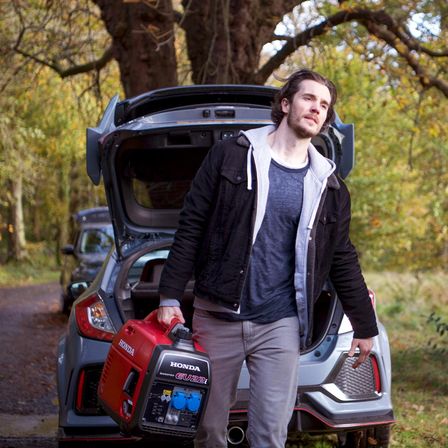 Draagbare generator in gebruik door model.