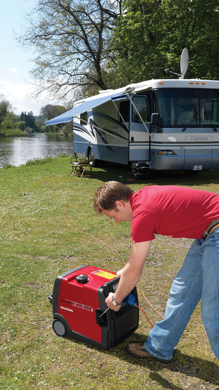 Draagbare generator in gebruik door model, tuinlocatie.