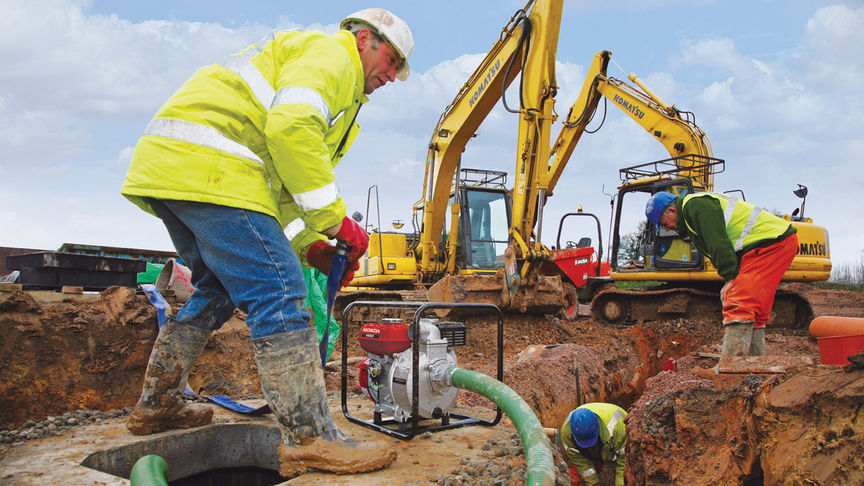 Waterpomp met hoge opbrengst in gebruik door model, op locatie.