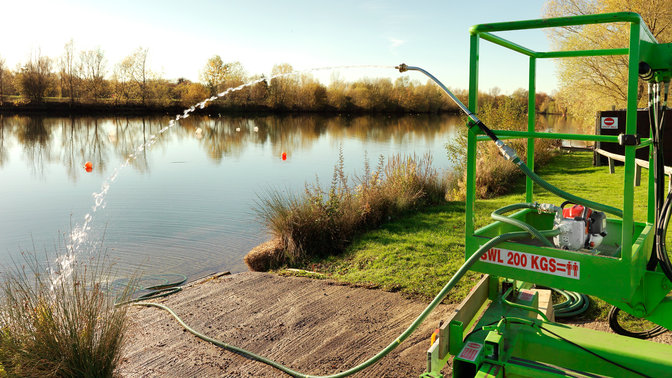 Lichtgewicht waterpomp, in gebruik, op locatie.