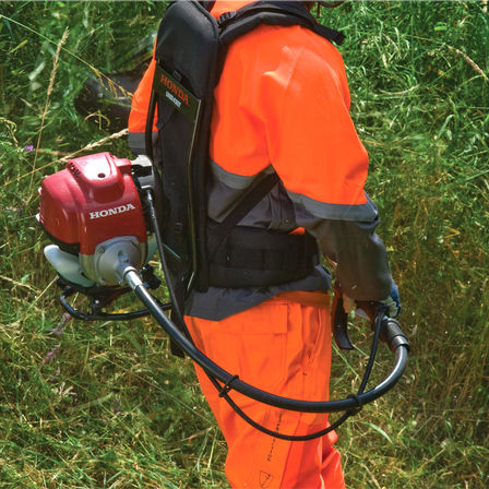 Honda ruggedragen bosmaaiers, in gebruik door model, met focus op de deels flexibele schacht.