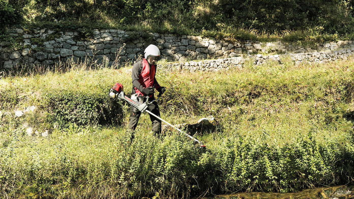 Bosmaaier gebruikt door man naast beek