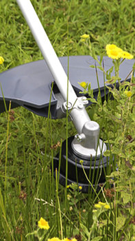 Close-up van de kop van een bosmaaier, tuinlocatie.