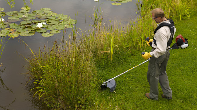 Bosmaaier in gebruik door model, tuinlocatie.