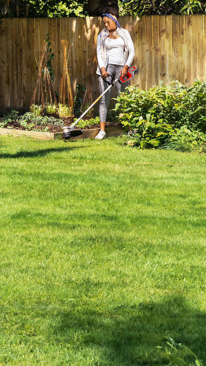 Model met accu Honda grastrimmer in de tuin.