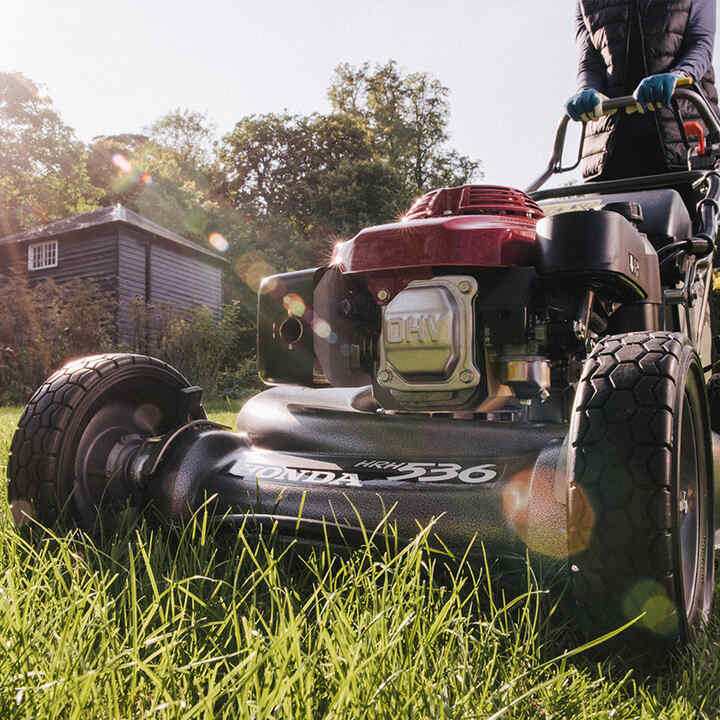 Voor driekwart Honda HRH536 in de tuin.