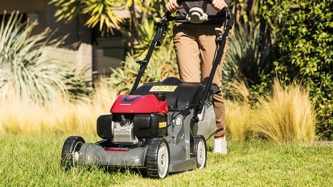 Frontaal beeld van de Honda HRX-grasmaaier in de tuin.
