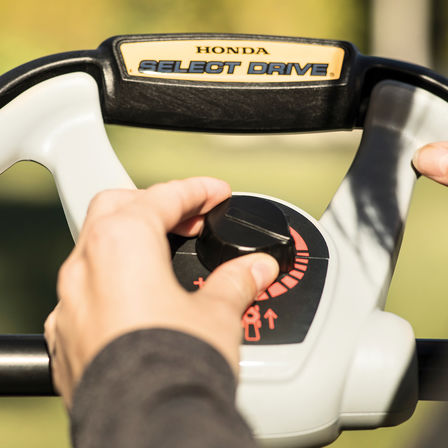 Close-up van de Select Drive-functie van de Honda HRX-grasmaaier.