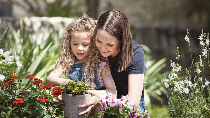 Vrouw en kind met planten