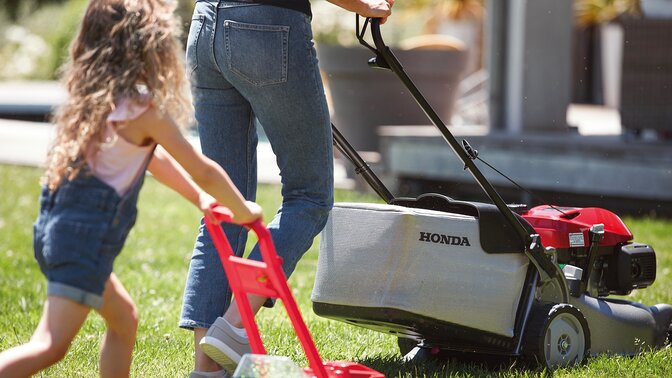 Honda IZY 3/4 met vrouw en kind