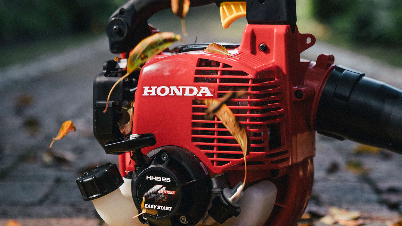 Close-up van Honda bladblazer in straatomgeving.