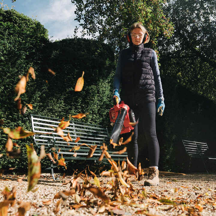 Model met Honda-bladblazer in stadsomgeving.