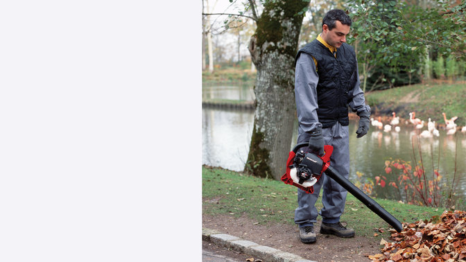 Bladblazer in gebruik door model, locatie.