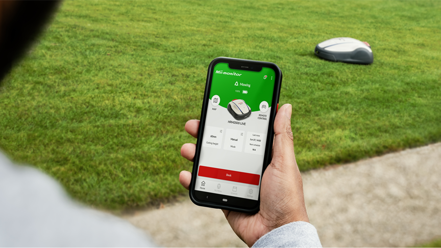 Iemand bekijkt een app op zijn of haar telefoon
