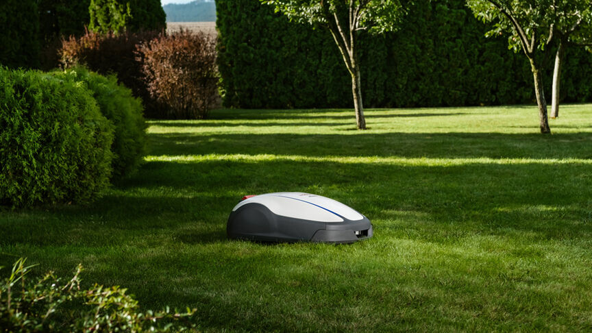 Iemand bekijkt een app op zijn of haar telefoon