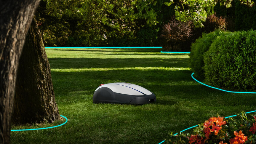 Iemand bekijkt een app op zijn of haar telefoon