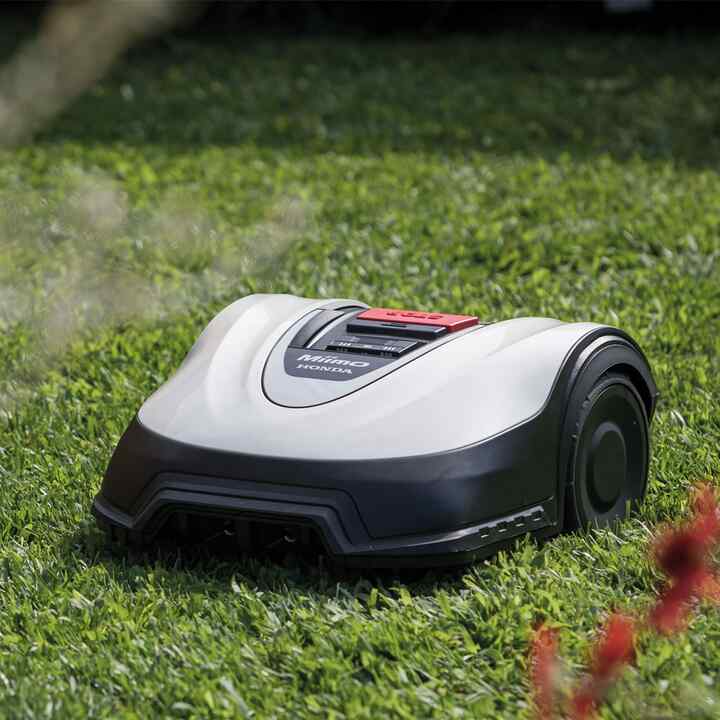 Driekwart vooraanzicht van Honda Miimo in de tuin op het gazon