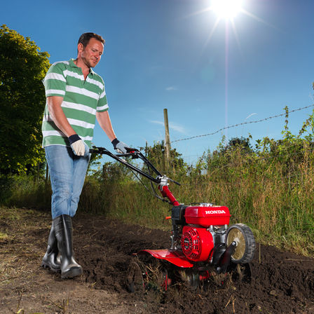 Compacte tuinfrees, in gebruik door model, tuinlocatie.