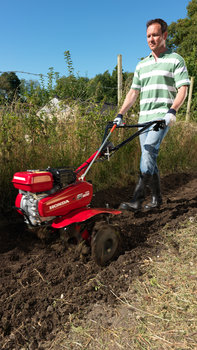 Compacte tuinfrees, in gebruik door model, tuinlocatie.