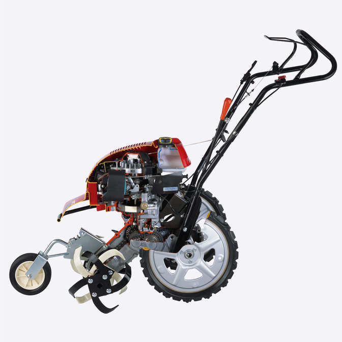Zijaanzicht van roterende tuinfrees, met zicht op binnenkant van de motor.