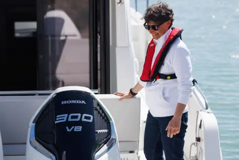 Close-up van BF350 op de boot in zee.