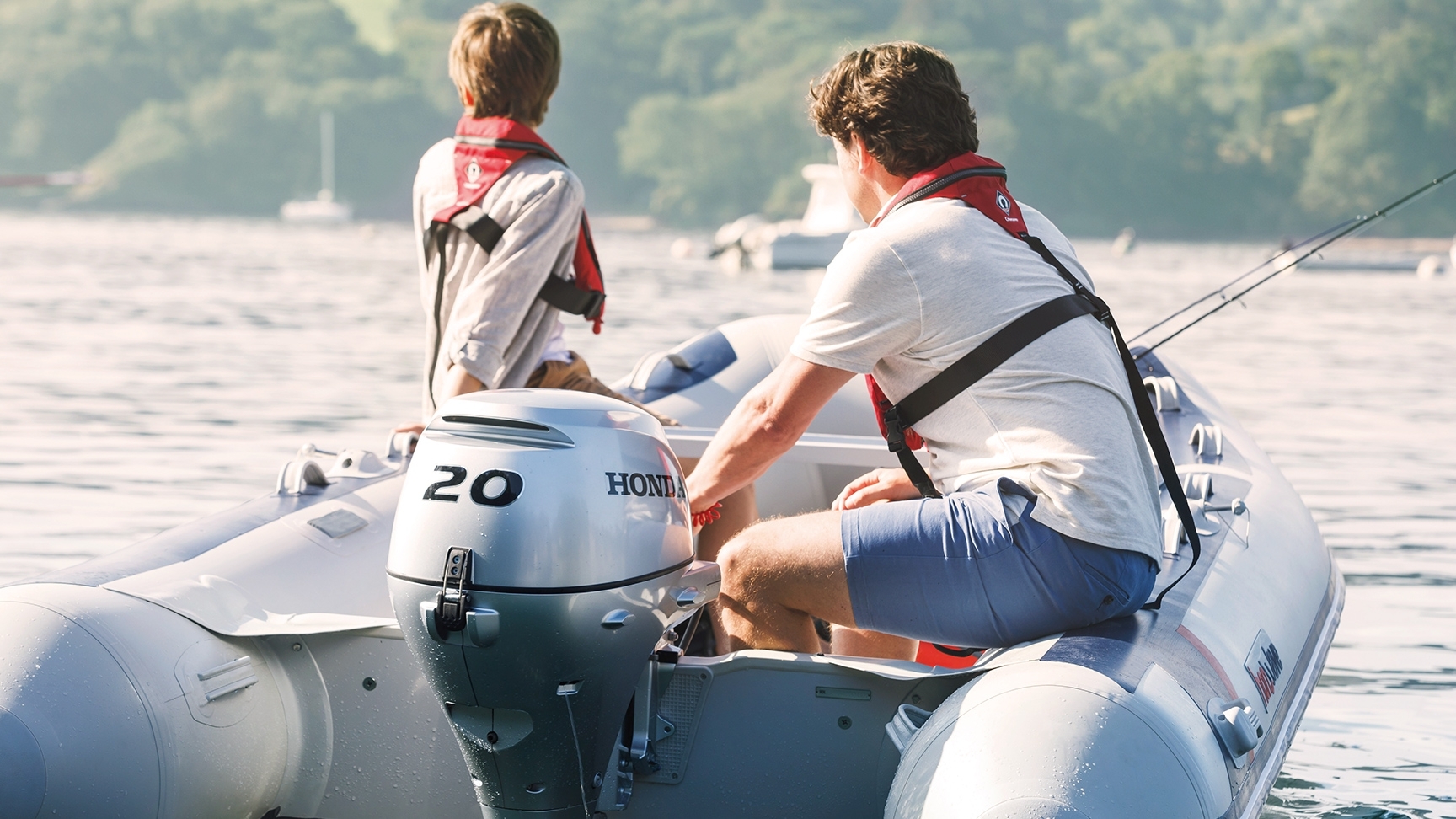 Twee mannen in een Honwave met BF20 motor op een meer.