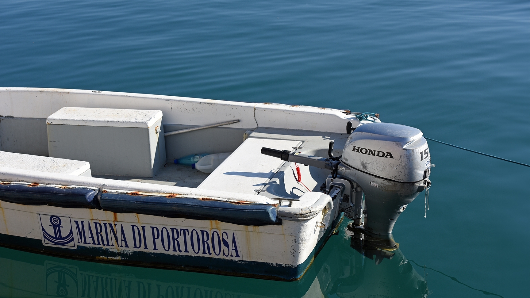 Honda BF15 motor op een boot in het water.