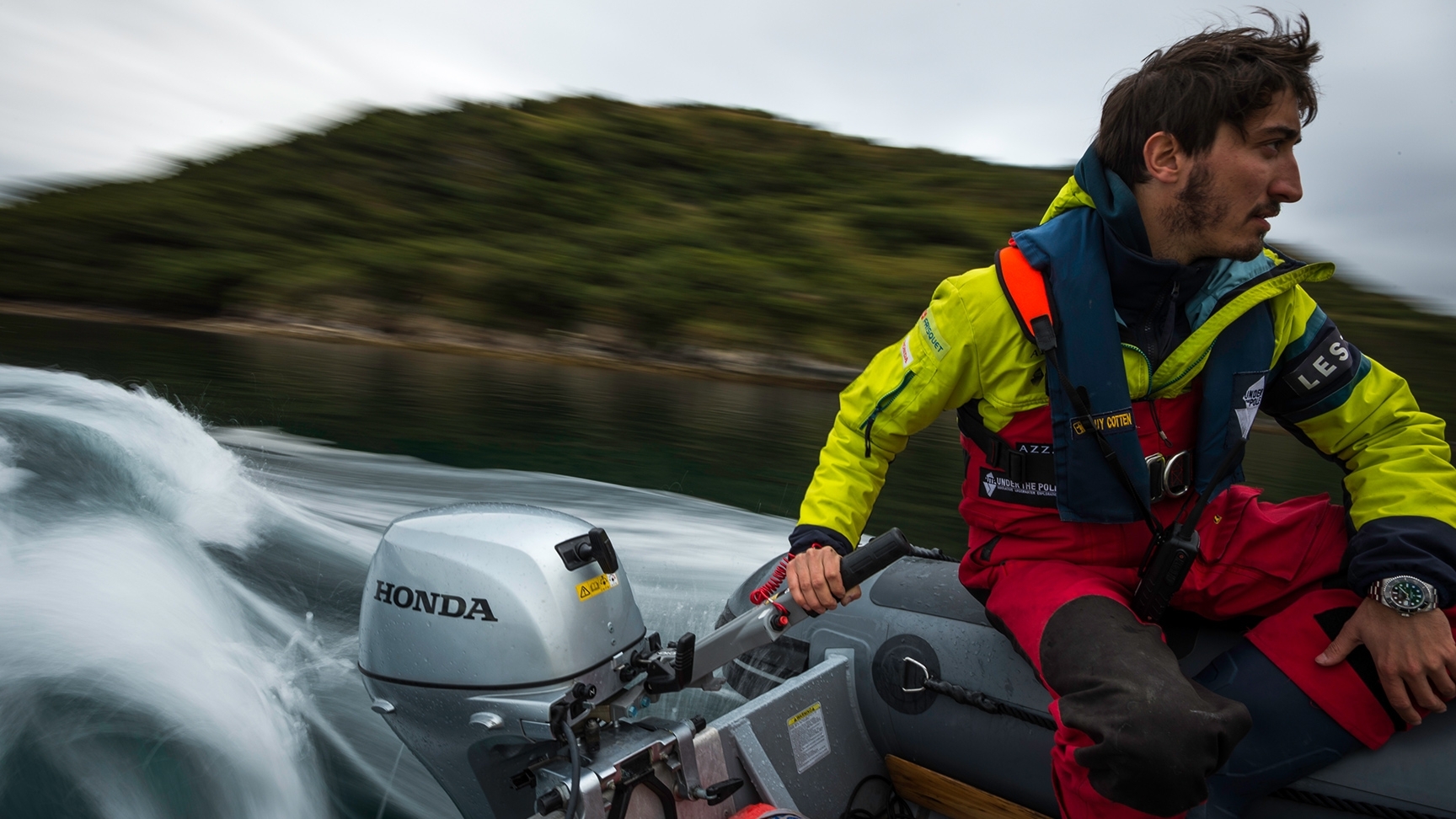 Man op een Honwave boot met een Honda BF motor.